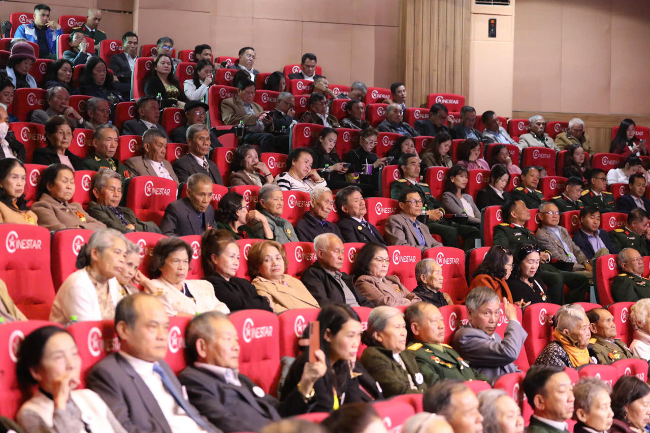 Tôn vinh các gia đình có công với cách mạng nhân kỷ niệm 50 năm giải phóng Đà Lạt