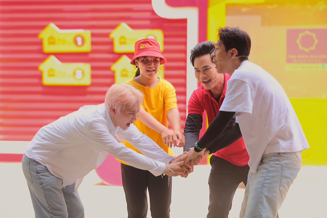 Hai streamer đình đám Độ Mixi và Pew Pew tham gia chương trình “Mái ấm gia đình Việt” tại Bắc Giang