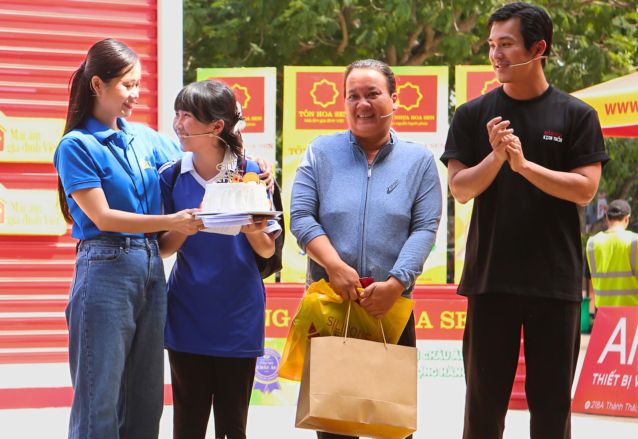 Hai streamer đình đám Độ Mixi và Pew Pew tham gia chương trình “Mái ấm gia đình Việt” tại Bắc Giang