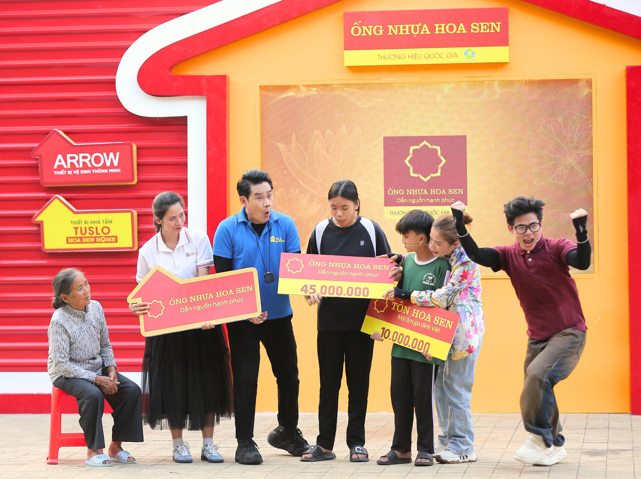 Hai streamer đình đám Độ Mixi và Pew Pew tham gia chương trình “Mái ấm gia đình Việt” tại Bắc Giang