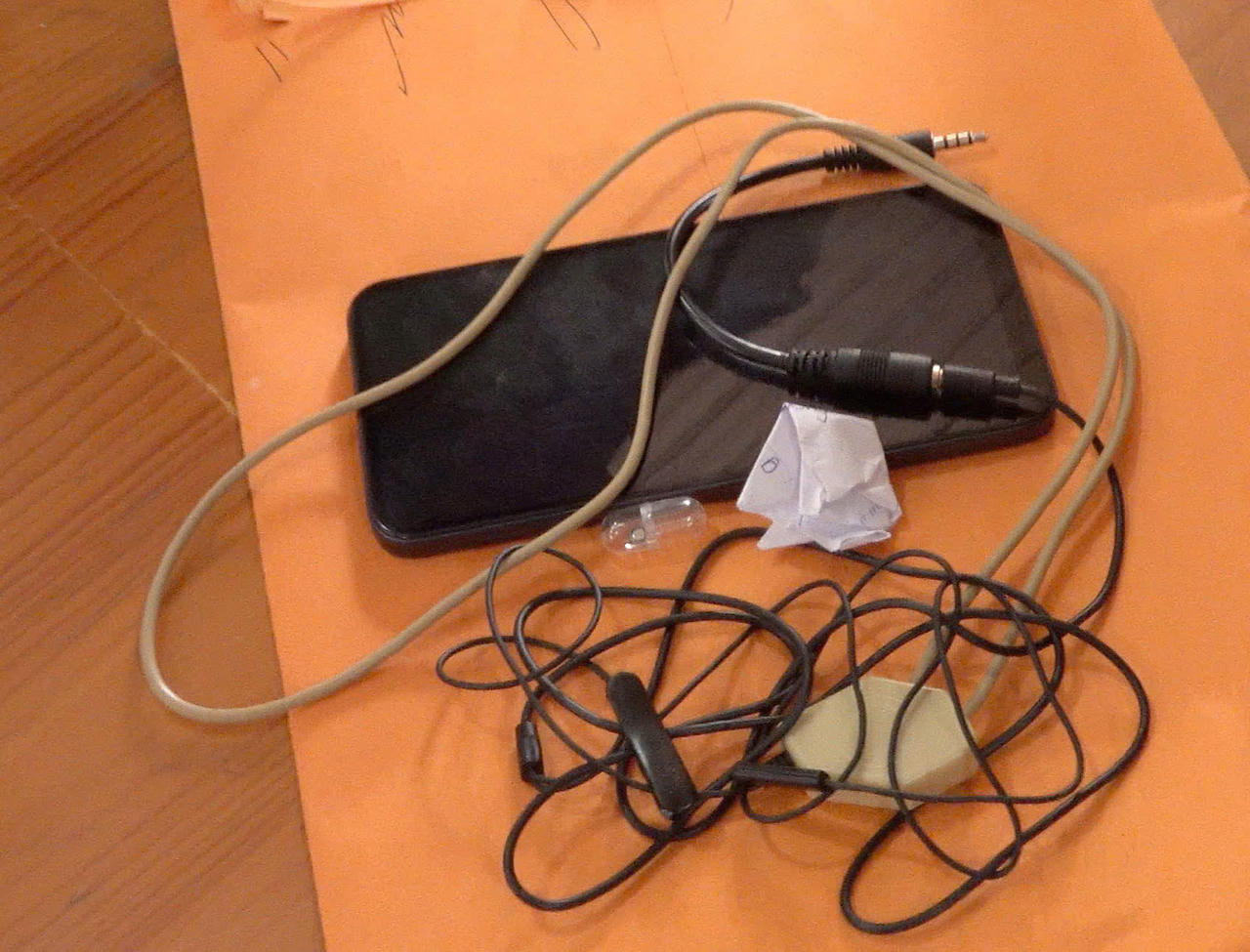 Khởi tố vụ thí sinh dùng camera cúc áo gian lận môn Ngữ văn