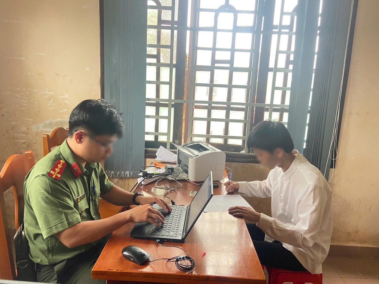 Khởi tố vụ thí sinh dùng camera cúc áo gian lận môn Ngữ văn