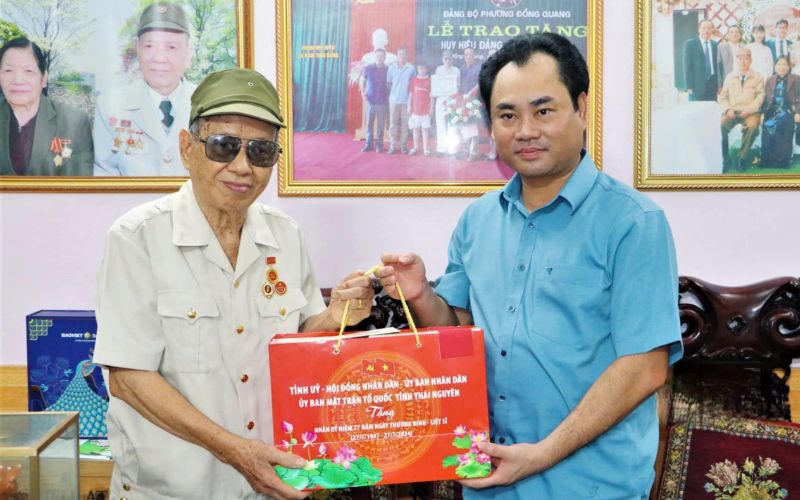 Lãnh đạo tỉnh Thái Nguyên thăm, tặng quà các gia đình có công với cách mạng