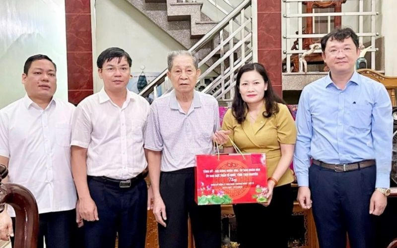 Lãnh đạo tỉnh Thái Nguyên thăm, tặng quà các gia đình có công với cách mạng
