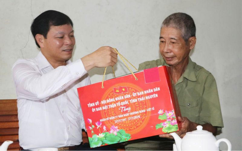 Lãnh đạo tỉnh Thái Nguyên thăm, tặng quà các gia đình có công với cách mạng