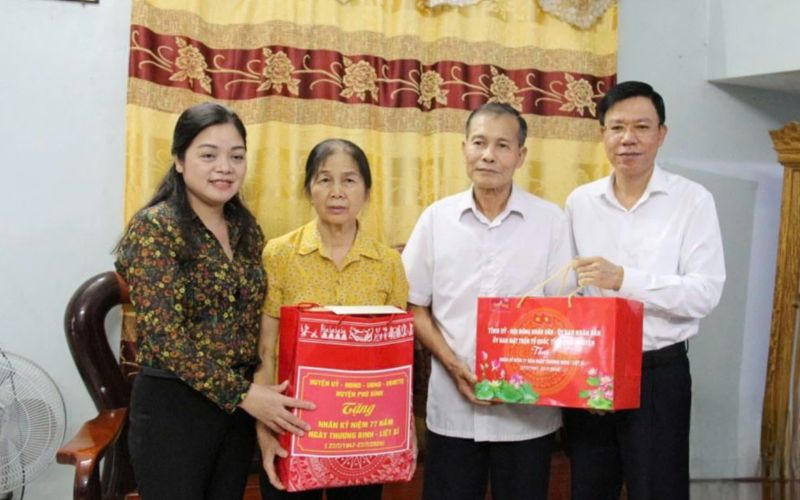 Lãnh đạo tỉnh Thái Nguyên thăm, tặng quà các gia đình có công với cách mạng