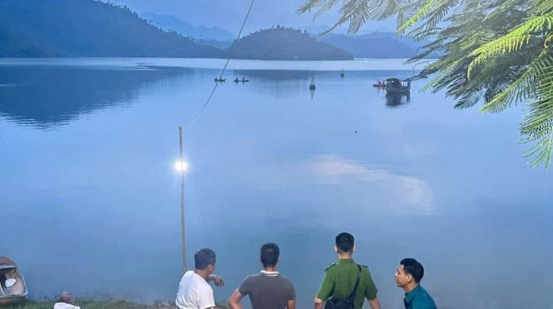 Người đàn ông gặp nạn khi chèo thuyền trên hồ Núi Cốc