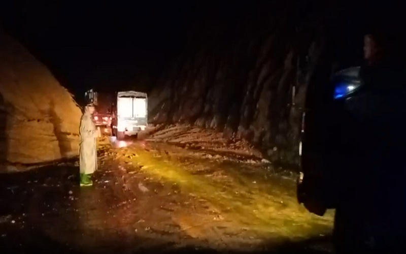 Xuyên đêm khắc phục sạt lở đèo So