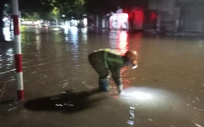 Nhiều tuyến đường Thái Nguyên ngập sâu sau mưa lớn