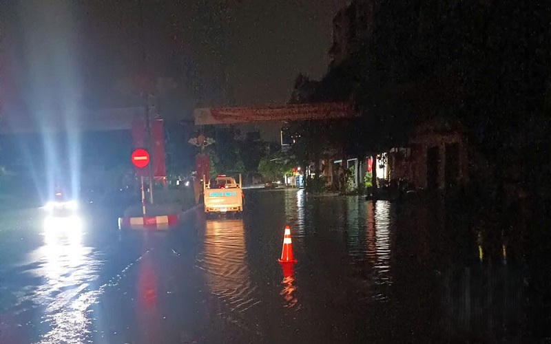 Nhiều tuyến đường Thái Nguyên ngập sâu sau mưa lớn