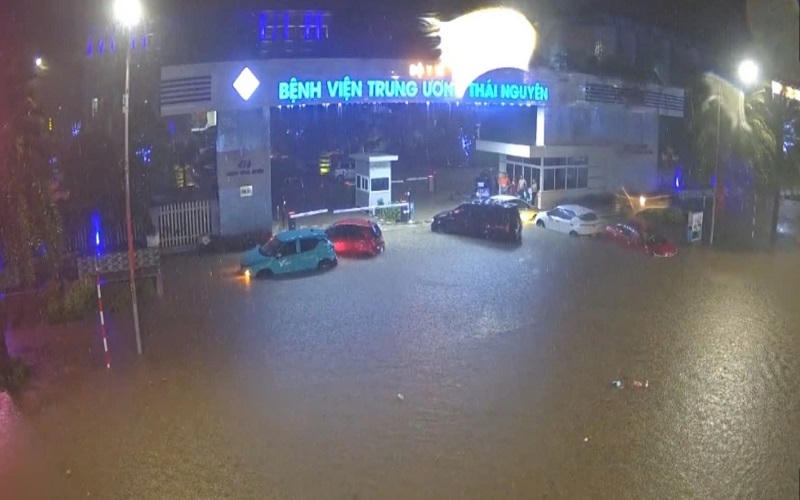 Nhiều tuyến đường Thái Nguyên ngập sâu sau mưa lớn