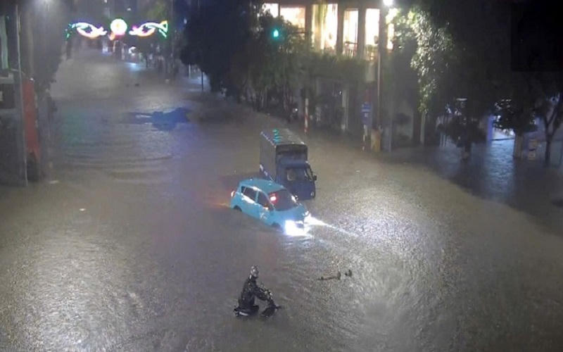 Nhiều tuyến đường Thái Nguyên ngập sâu sau mưa lớn