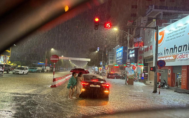 Nhiều tuyến đường Thái Nguyên ngập sâu sau mưa lớn