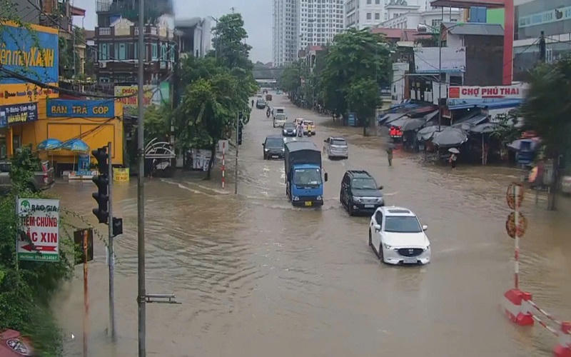 Nhiều tuyến đường Thái Nguyên ngập sâu sau mưa lớn