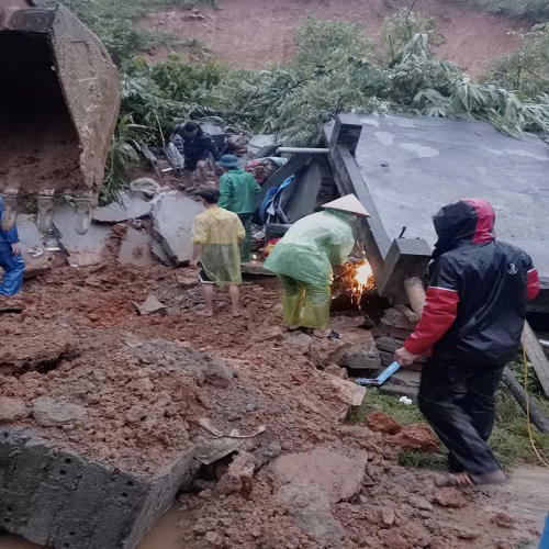 Sạt lở đất làm 4 người trong gia đình thiệt mạng tại Hòa Bình