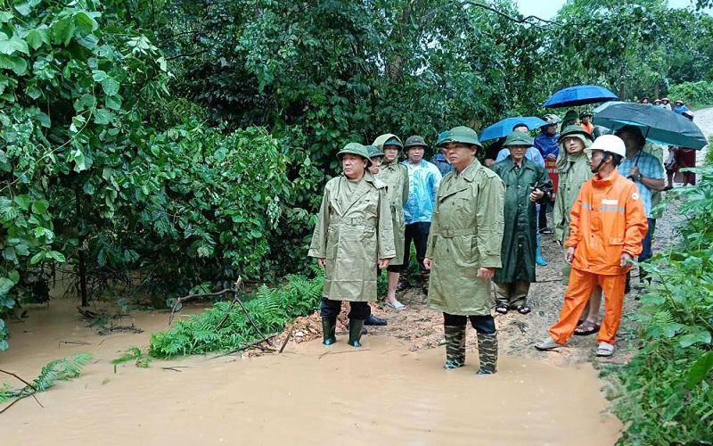 Thái Nguyên: Trượt chân ngã xuống khe nước một cháu bé bị mất tích