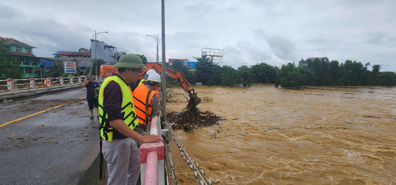 Người dân Thái Nguyên chung tay vượt lũ
