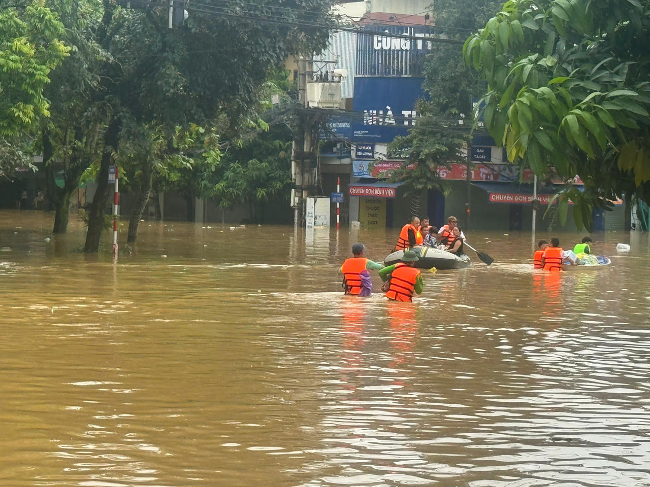 Người dân Thái Nguyên chung tay vượt lũ