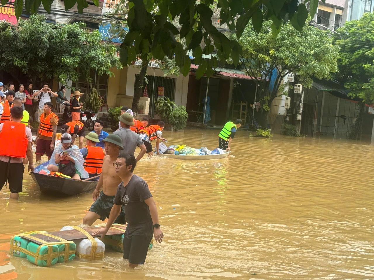 Người dân Thái Nguyên chung tay vượt lũ