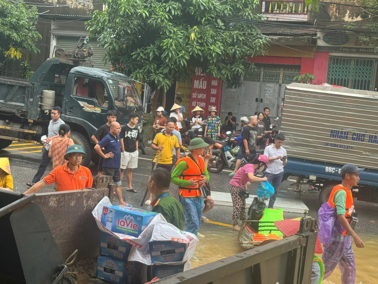 Người dân Thái Nguyên chung tay vượt lũ