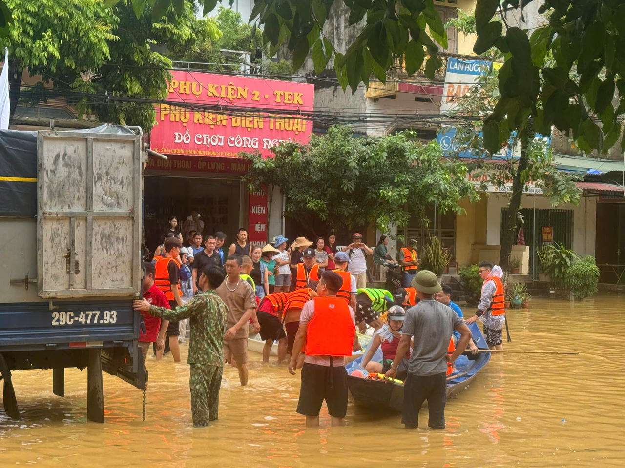 Người dân Thái Nguyên chung tay vượt lũ