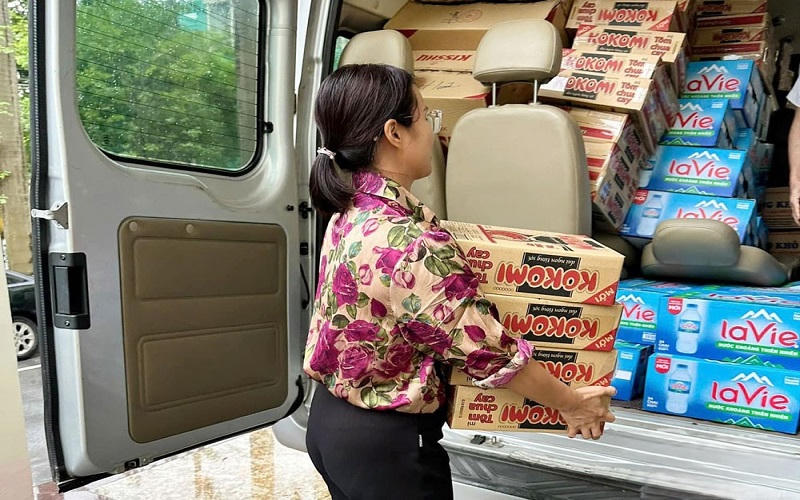 Tiếp nhận cứu trợ cho người dân ảnh hưởng lũ lụt tại TP Thái Nguyên