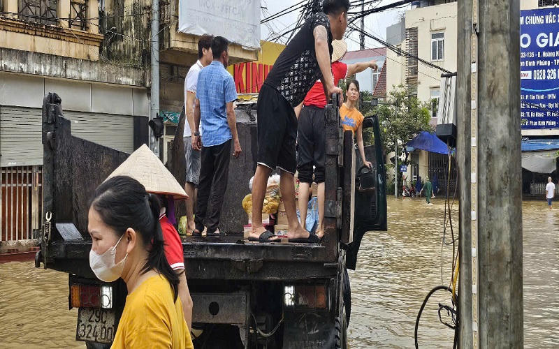 Tiếp nhận cứu trợ cho người dân ảnh hưởng lũ lụt tại TP Thái Nguyên