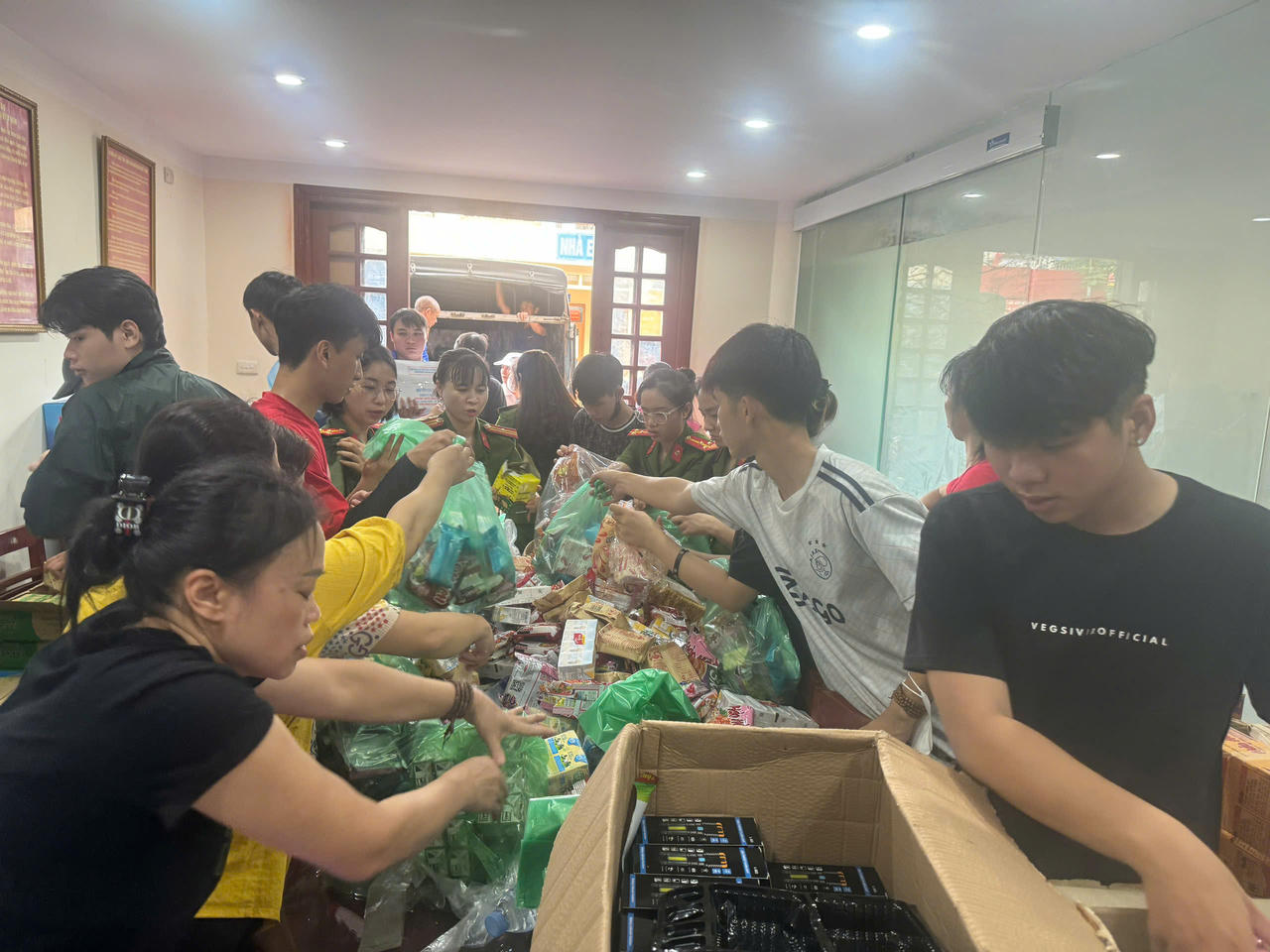 Người dân Thái Nguyên chung tay vượt lũ