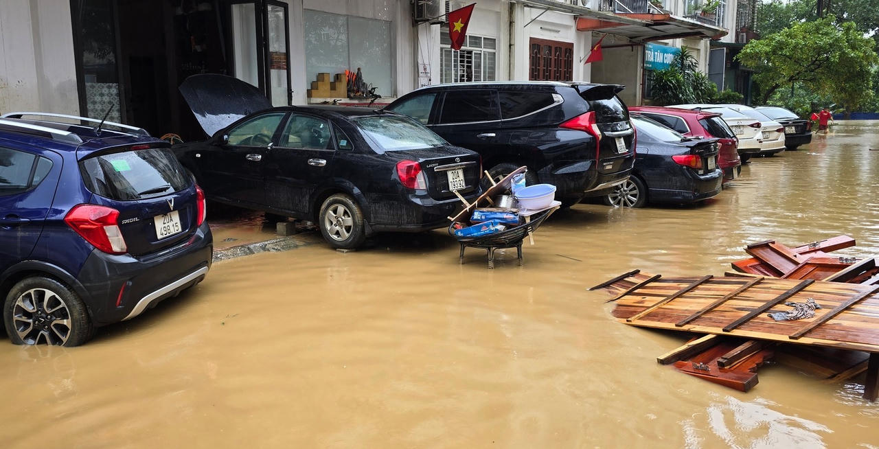 Lũ sông Cầu rút nhanh, người dân TP Thái Nguyên hối hả lau nhà, dọn phố