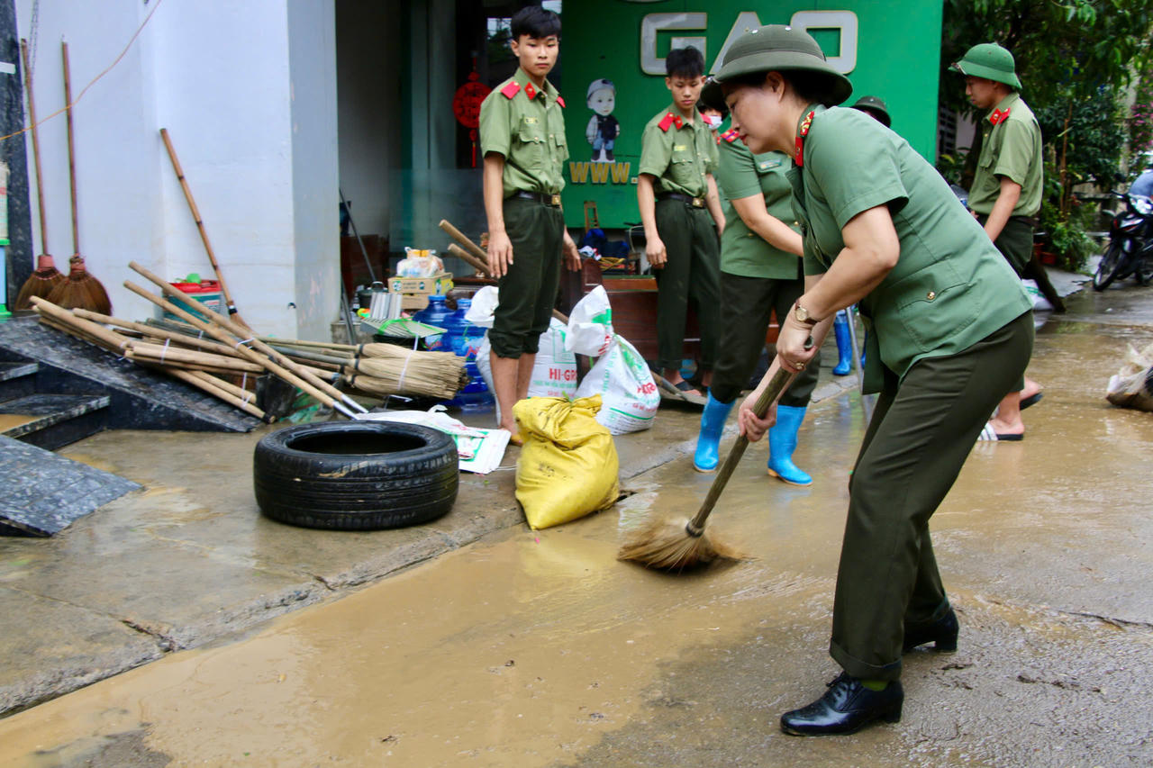 Lũ sông Cầu rút nhanh, người dân TP Thái Nguyên hối hả lau nhà, dọn phố