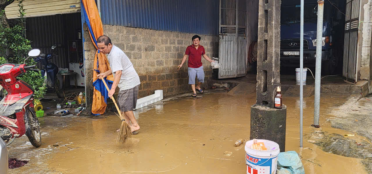 Lũ sông Cầu rút nhanh, người dân TP Thái Nguyên hối hả lau nhà, dọn phố