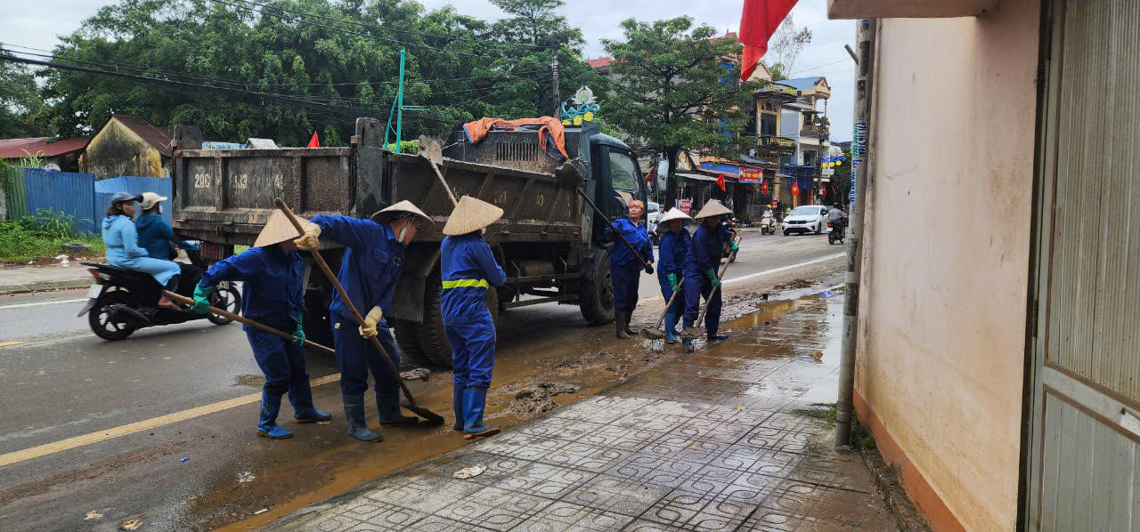 Lũ sông Cầu rút nhanh, người dân TP Thái Nguyên hối hả lau nhà, dọn phố