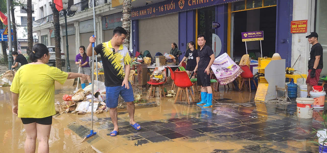 Lũ sông Cầu rút nhanh, người dân TP Thái Nguyên hối hả lau nhà, dọn phố