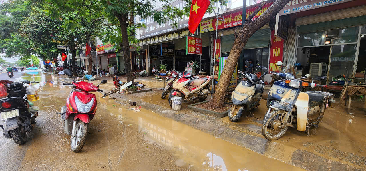 Lũ sông Cầu rút nhanh, người dân TP Thái Nguyên hối hả lau nhà, dọn phố