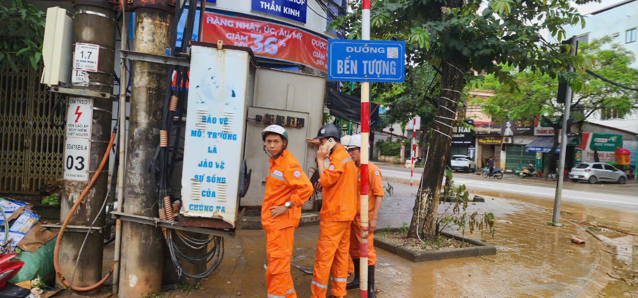 Lũ sông Cầu rút nhanh, người dân TP Thái Nguyên hối hả lau nhà, dọn phố