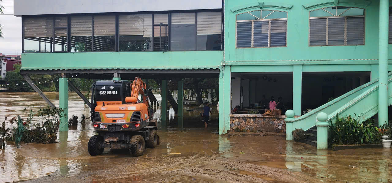 Lũ sông Cầu rút nhanh, người dân TP Thái Nguyên hối hả lau nhà, dọn phố