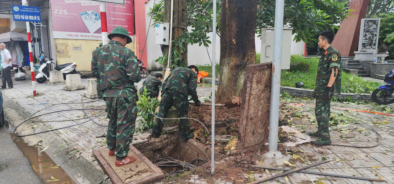 Lũ sông Cầu rút nhanh, người dân TP Thái Nguyên hối hả lau nhà, dọn phố
