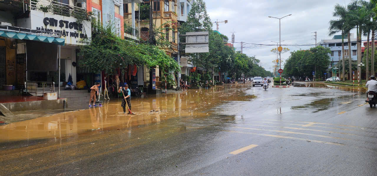 Lũ sông Cầu rút nhanh, người dân TP Thái Nguyên hối hả lau nhà, dọn phố