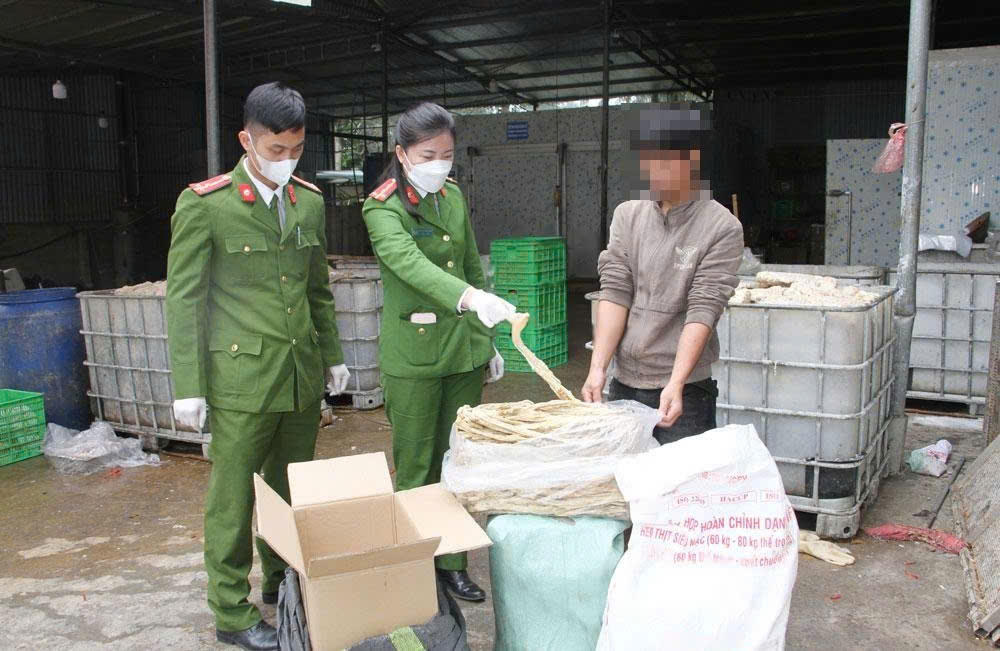 Thái Nguyên: Phát hiện, tiêu hủy hơn 1,2 tấn lòng lợn hôi thối, không rõ nguồn gốc