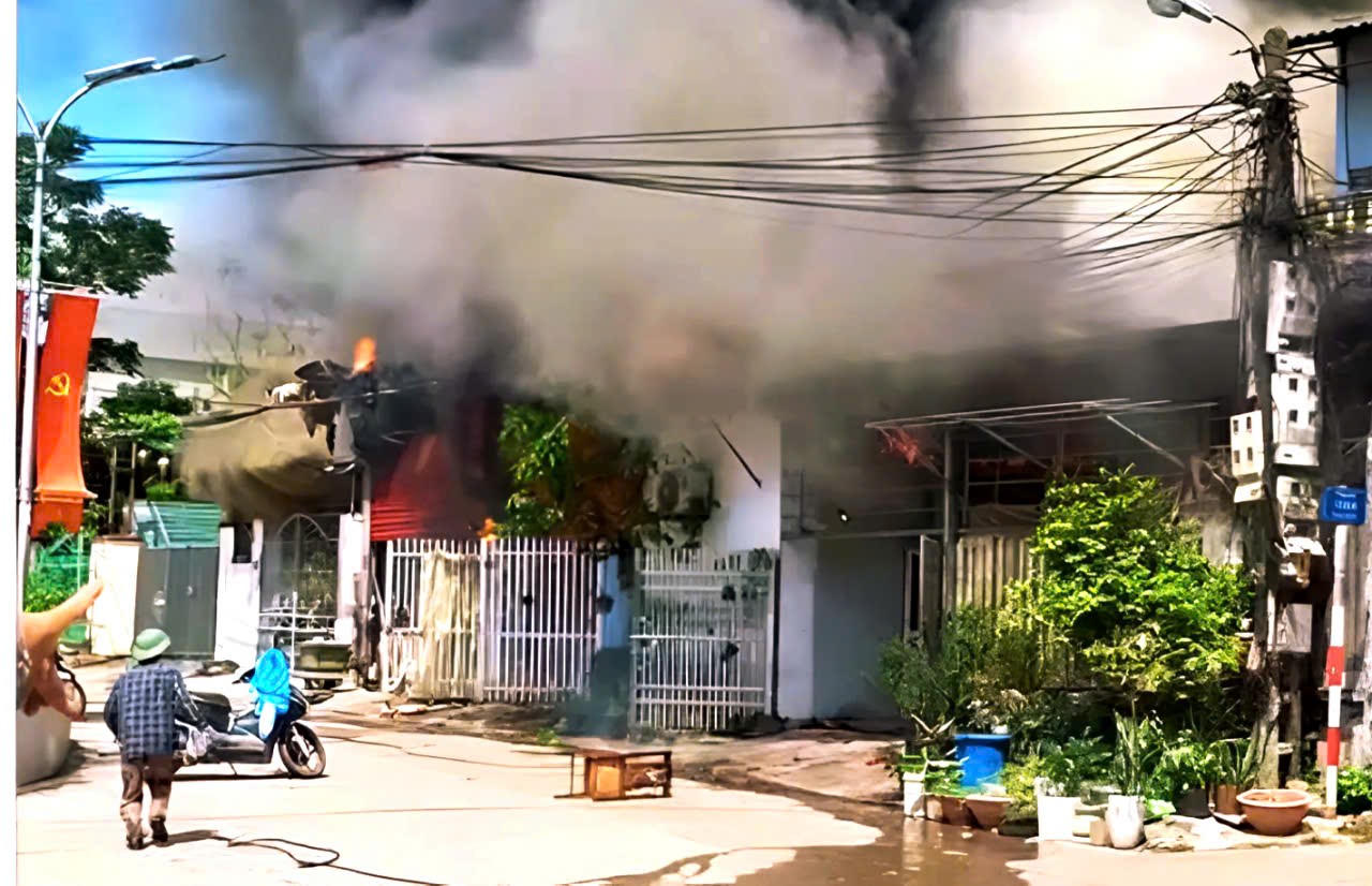 Cháy lớn thiêu rụi nhà dân ở Thái Nguyên