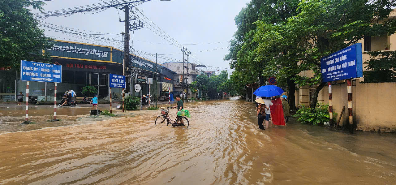 Ngập sâu nhiều tuyến phố ở TP Thái Nguyên