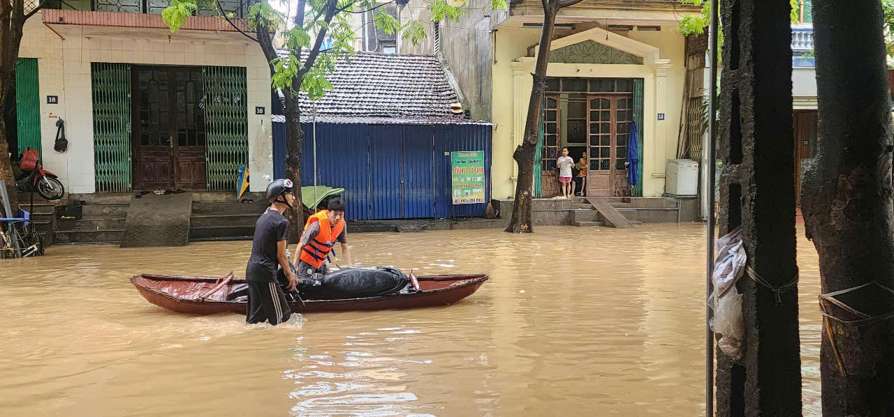 Ngập sâu nhiều tuyến phố ở TP Thái Nguyên