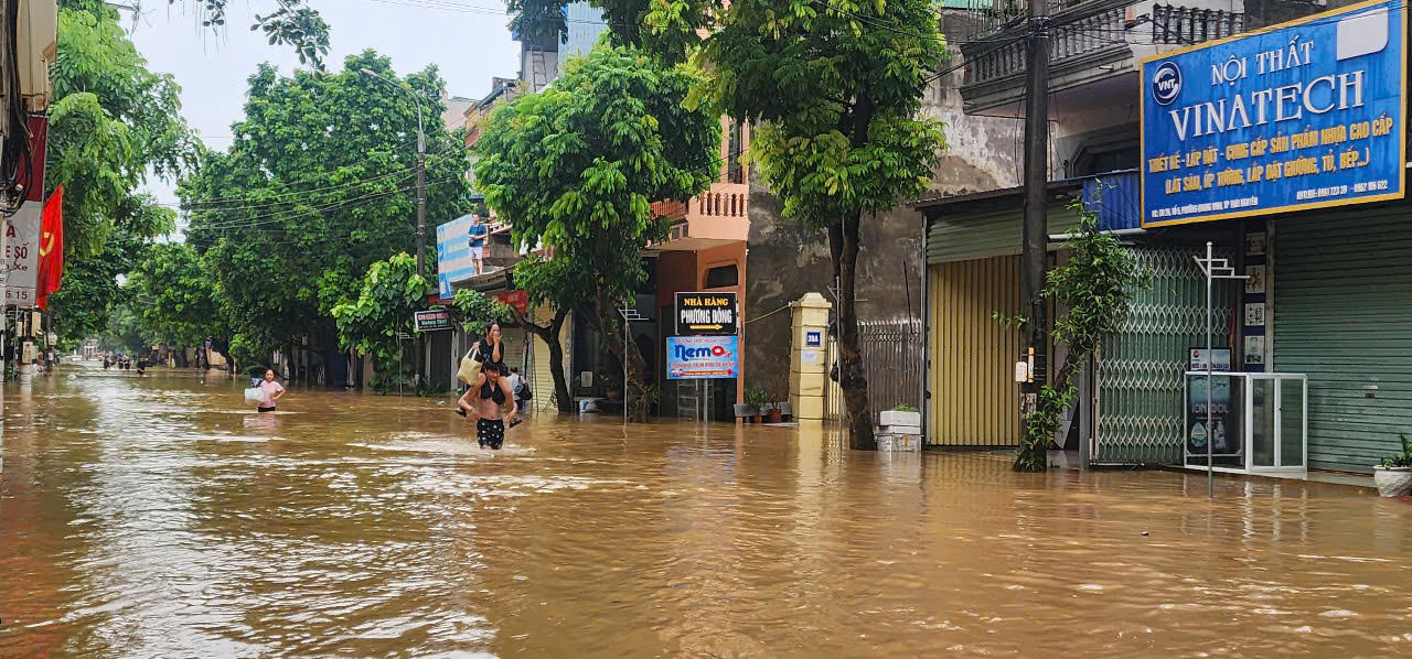 Ngập sâu nhiều tuyến phố ở TP Thái Nguyên