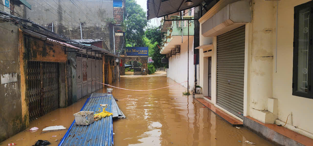 Ngập sâu nhiều tuyến phố ở TP Thái Nguyên