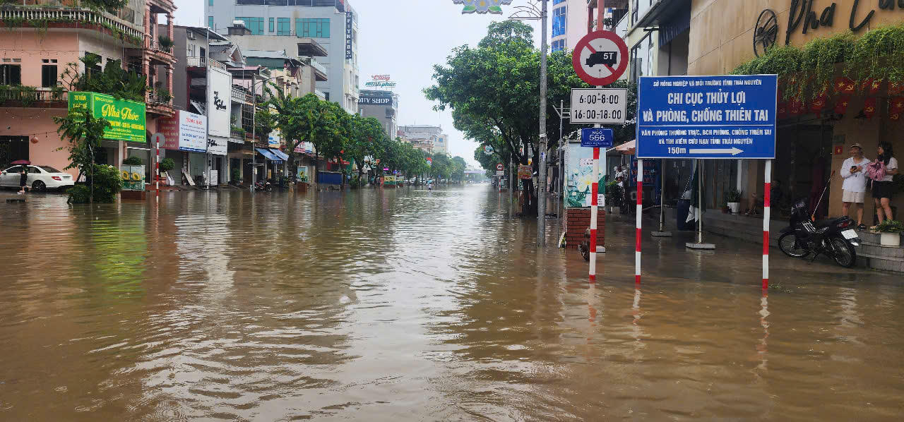 Ngập sâu nhiều tuyến phố ở TP Thái Nguyên