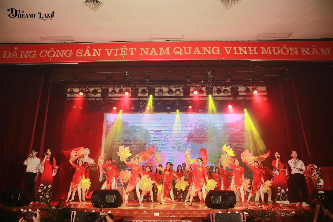 Tân sinh viên trường báo khám phá “xứ sở thần tiên” sôi động tại “Spotlight 2023 - The Dreamy Land”