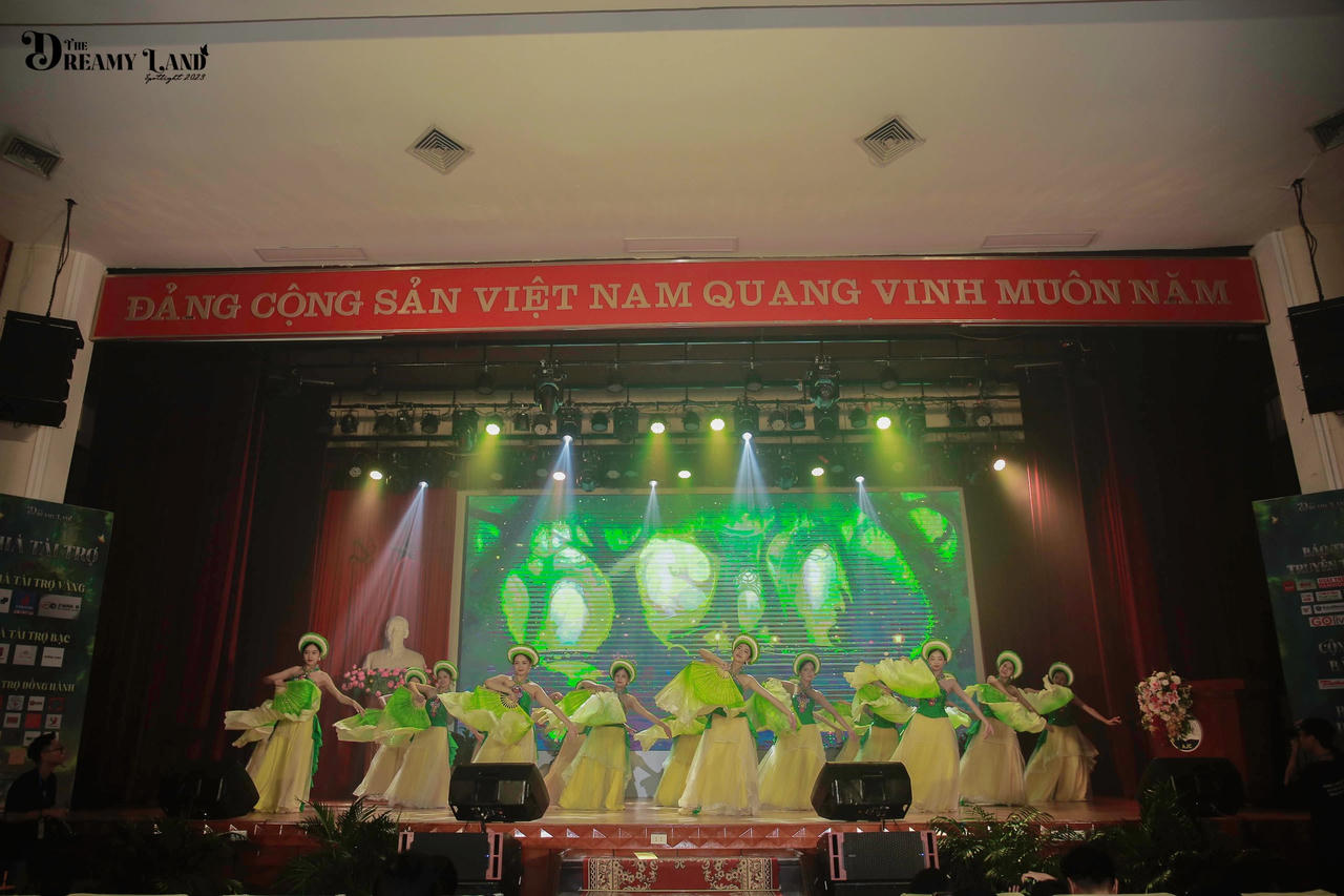 Tân sinh viên trường báo khám phá “xứ sở thần tiên” sôi động tại “Spotlight 2023 - The Dreamy Land”