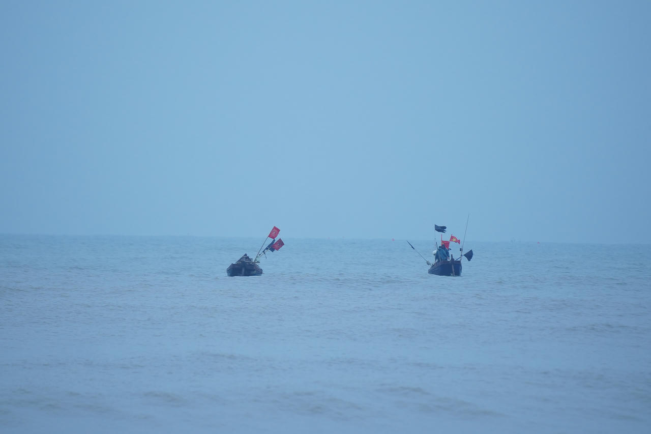 Ngư dân cơ cực bám biển mưu sinh giữa thời tiết giá rét