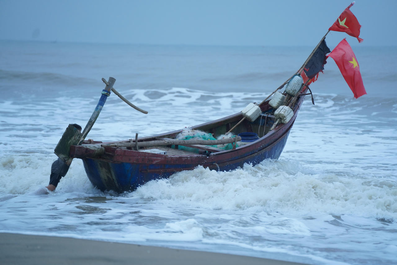 Ngư dân cơ cực bám biển mưu sinh giữa thời tiết giá rét