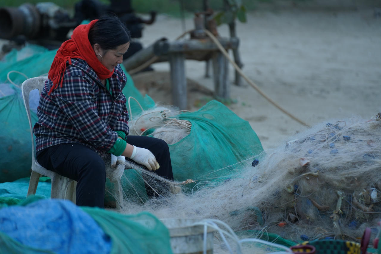 Ngư dân cơ cực bám biển mưu sinh giữa thời tiết giá rét